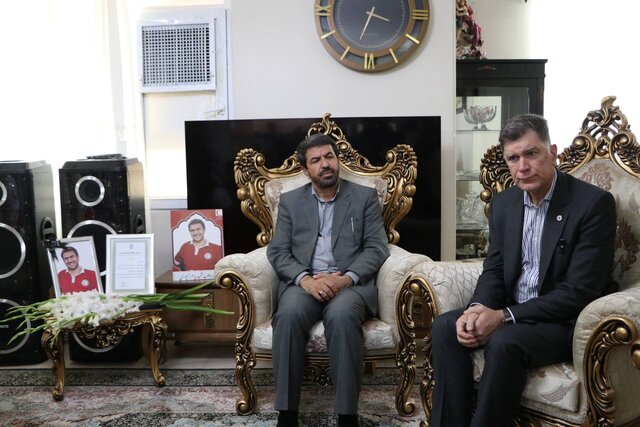دلجویی رئیس جمعیت هلالاحمر کشور از خانواده نجاتگر شهید"یاسر زیور" در اسدآباد