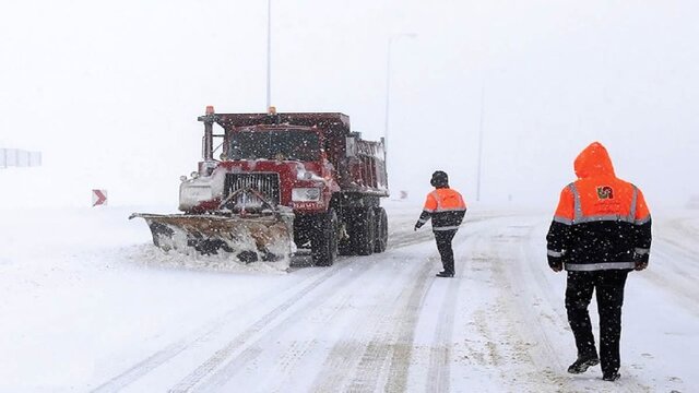 استقرار اکیپهای برفروبی در گردنههای برفگیر وکولاکخیز ملایر