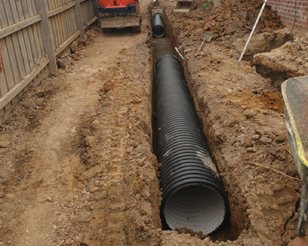 تداوم عملیات اجرایی کانال زهکشی آب‌های سطحی در خیابان‌های ملایر