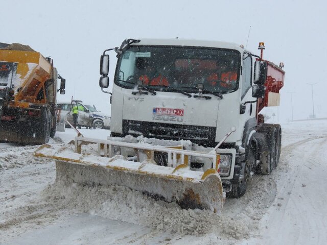 اجرای ۱۲۵۰کیلومتر برفروبی و نمک‌پاشی در راه‌های ملایر