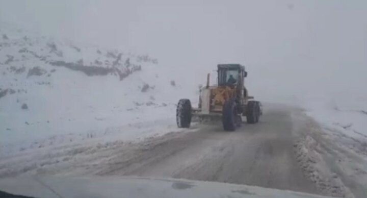 بارش برف همراه با کولاک در برخی از گردنه‌های همدان/ ۶۱ مورد امدادرسانی به خودروهای گرفتار