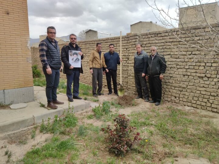 کاشت ۴۰ بوته گل سرخ و نهال در اربعین رهبر شهید و شهدای میناب در ملایر