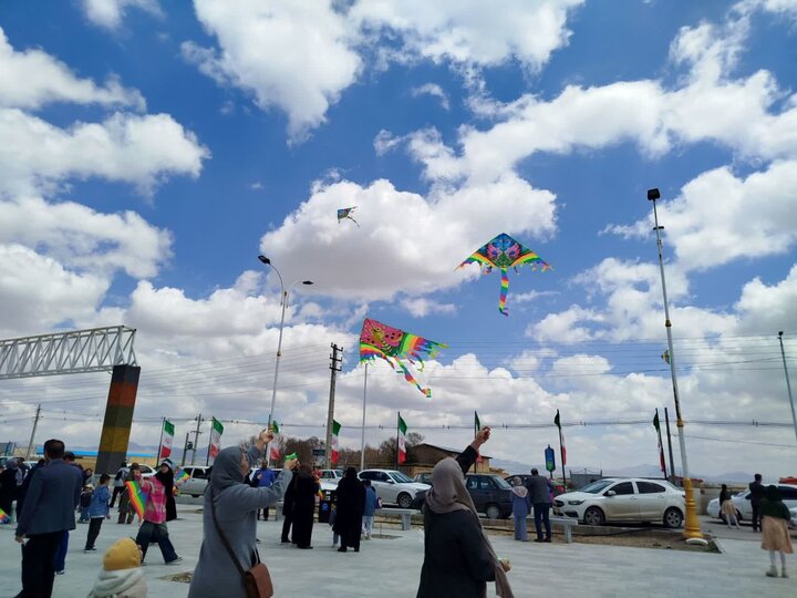 برگزاری نخستین جشنواره بادباک‌ها به مناسبت روز زمین پاک در رزن