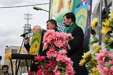 کاروان خدام و پرچم متبرک حرم مطهر رضوی میهمان ملایری‌ها شد