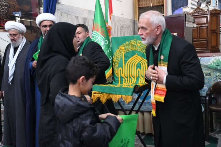 کاروان خدام و پرچم متبرک حرم مطهر رضوی میهمان ملایریها شد
