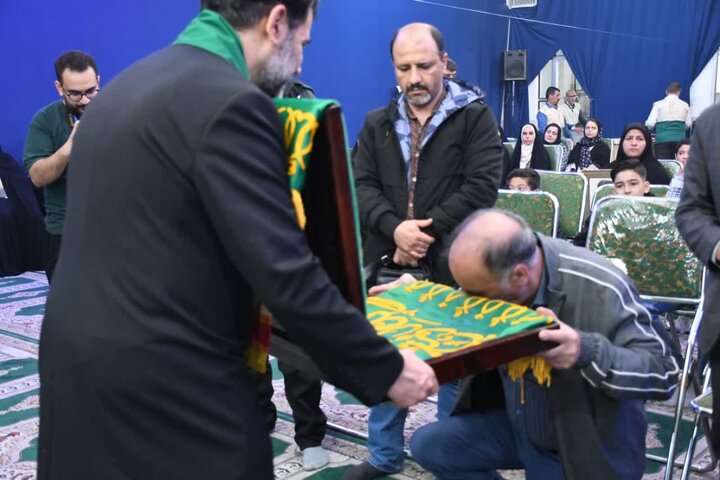 کاروان خدام و پرچم متبرک حرم مطهر رضوی میهمان ملایری‌ها شد