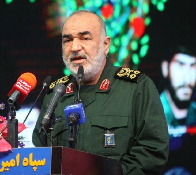 عکس آرشیوی است. سردار سلامی: دفاع مقدس استقلال و عظمت ایران را ارتقاء داد