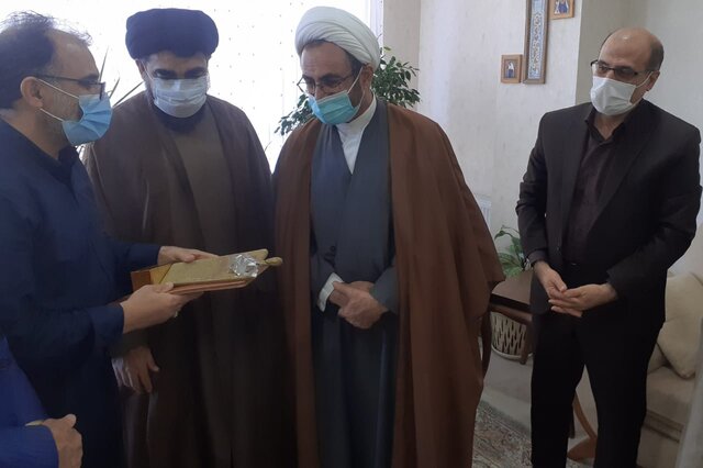 تنديس ملي فداکاري به خانواده دو شهيد مدافع سلامت در ايلام اعطا شد تنديس ملي فداکاري به خانواده دو شهيد مدافع سلامت در ايلام اعطا شد