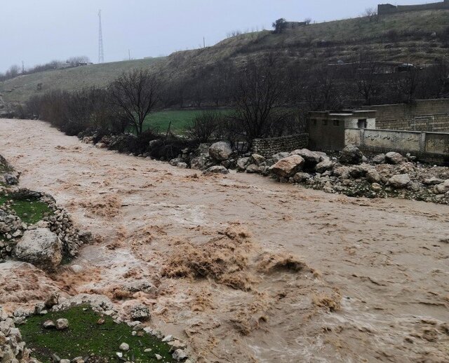 طغیان رودخانه فصلی در مورموری آبدانان موجب آب‌گرفتگی منازل شد