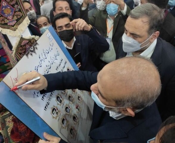 لوح بزرگداشت ثبت زمین فوتبال چوار با حضور وزیر کشور رونمایی شد
