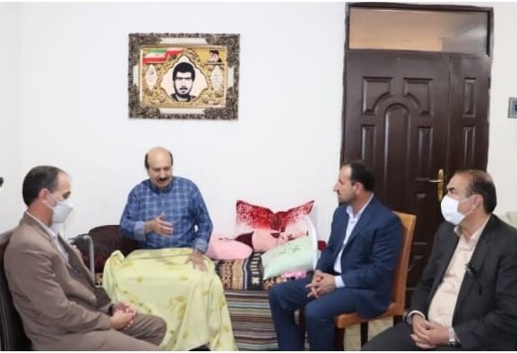 دیدار مدیرکل بنیاد شهید ایلام با خانواده‌ی سه شهید دوران دفاع مقدس