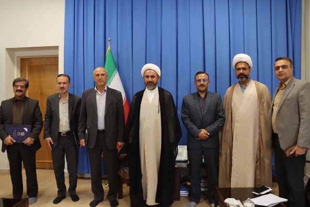 احکام اعضای جدید هیأت امنای حساب ۱۰۰ امام خمینی (ره) در استان ایلام اهدا شد