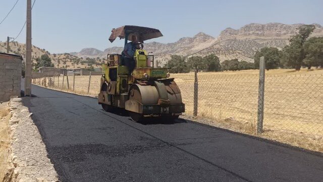 آسفالت ۱۶ هزار مترمربع از معابر خاکی چهار روستای شهرستان چوار