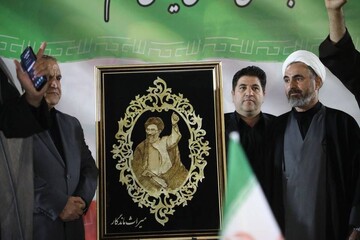رونمایی از تمثال مشت گره‌کرده رهبر شهید در میدان ۲۲ بهمن ایلام