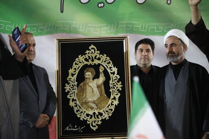 رونمایی از تمثال مشت گره‌کرده رهبر شهید در میدان ۲۲ بهمن ایلام