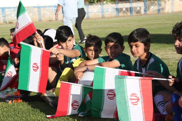 طنینانداز شدن شعار اتحاد در ورزشگاه تختی ایلام/جشن بزرگ «روز جهانی فوتبال» برگزار شد