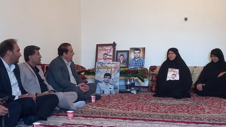 استاندار ایلام: خانواده‌های شهدا سرمایه‌های معنوی انقلاب اسلامی هستند