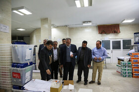 حسین سیستانی محمدآبادی در محل توزیع اقلام مورد نیاز شعب اخذ رأی‌ در اصفهان