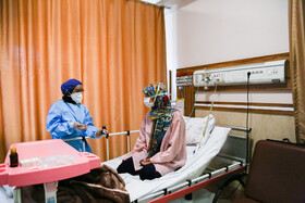 لیلا 27 ساله  از بیماران بهبود یافته کرونا  4 روز از بستری شدنش در بیمارستان خورشید اصفهان می گذرد و مادرش طبقه بالا بستری  است.