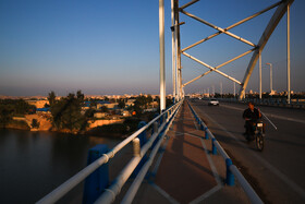 پل شهید کجباف شوشتر به عنوان شاهراه متصل کننده دو بخش شهر شوشتر در روزهای قرنطینه در نوروز 99 بسیار پر رفت و آمد است.