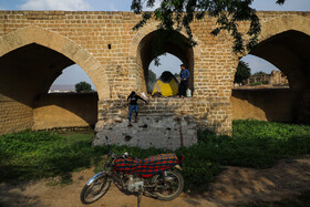 پل بند تاریخی شادروان شوشتر یکی از جاذبه های تاریخی این شهر است که در ایام نوروز 99 به علت پیشگیری از شیوع ویروس کرونا ورودی هایش بسته شده اند. با این حال تعداد اندکی از دورهمی ها در مجاورت این اثر تاریخی به چشم می خورد.