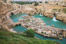 آبشارهای تاریخی شوشتر به عنوان دهمین اثر ثبت جهانی کشور در یونسکو هر ساله در ایام نوروز میزبان تعداد بسیار زیادی از مسافران بود که در نوروز 99 به علت پبشگیری از شیوع ویروس کرونا نعطیل شده است.