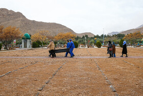 با رعایت فاصله و نکات بهداشتی، پیکر متوفی کرونایی به سمت قطعه محل دفن توسط بستگان و پرسنل آرامستان رضوان اصفهان حمل میشود.