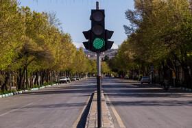 چراغ راهنمایی ابتدای خیابان حکیم نظامی در دوازدهمین روز فروردین و اجرای طرح فاصله گذاری اجتماعی که با وجود چراغ سبز ماشینی برای عبور وجود ندارد. 