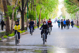 زیبایی و طراوت چهارباغ عباسی اصفهان در فصل بهار باعث حضور بیشتر شهروندان در بیرون از خانه می شود.
