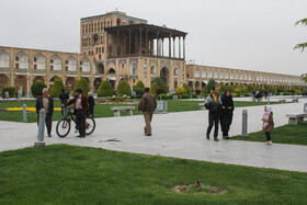 میدان نقش جهان پس از اتمام تعطیلات نوروزی در شرایط کرونایی شاهد حضور بیشتر شهروندان است.