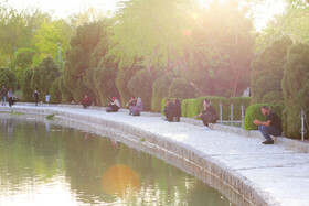 زیبایی و طراوت حاشیه زاینده رود اصفهان در فصل بهار باعث حضور بیشتر شهروندان در بیرون از خانه می شود.
