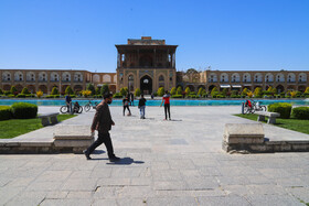 میدان نقش جهان پس از اتمام تعطیلات نوروزی در شرایط کرونایی شاهد حضور بیشتر شهروندان است.