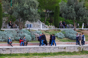 زیبایی و طراوت حاشیه زاینده رود اصفهان در فصل بهار باعث حضور بیشتر شهروندان در بیرون از خانه می شود.