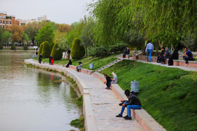 زیبایی و طراوت حاشیه زاینده رود اصفهان در فصل بهار باعث حضور بیشتر شهروندان در بیرون از خانه می شود.