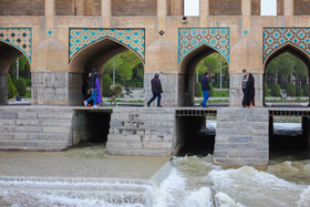 زیبایی و طراوت حاشیه زاینده رود اصفهان در فصل بهار باعث حضور بیشتر شهروندان در بیرون از خانه می شود.
