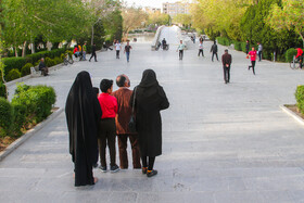 زیبایی و طراوت حاشیه زاینده رود اصفهان در فصل بهار باعث حضور بیشتر شهروندان در بیرون از خانه می شود.