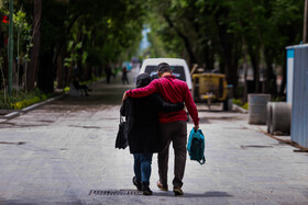 درختان سبز چهارباغ عباسی و هوای مطبوع این روزهای اصفهان، کسانی که روزها و هفتهها در قرنطینه خانگی بودند را به خروج از منزل و قرنطینه ترغیب کرده است.