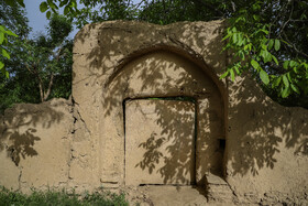 کوچه باغها و درهای سنگی شهر تیران از جمله ظرفیتهای گردشگری و میراثی این شهرستان است که محققان قدمت درهای سنگی باغات شهر تیران و کرون را مربوط به دو هزار سال پیش میدانند.