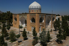 بیش از 1770 نفر از مشاهیر و بزرگان ملی و بین المللی در مجموعه «تخت فولاد» به خاک سپرده شده اند که به عنوان نمونه می توان به مزار شخصیت های بزرگی چون میر فندرسکی، آقا جمال  و آقا حسین خوانساری، آیات عظام بید آبادی، شاه آبادی، درچه ای و هنرمندانی همچون استاد تاج اصفهانی، مصورالملکی، جلال الدین همایی،کسایی و صنیع زاده اشاره کرد.