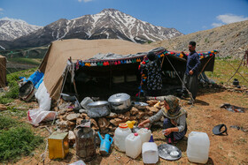 «عشایر منطقه لالی» آب شرب مورد نظر خود را از چشمههای فصلی در کوههای اطرف خود تهیه میکنند.