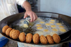 ببینید/ فلافل در کوچه‌های نابلس فلسطین چگونه درست می‌شود؟