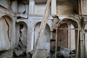 در بین همه ی انواع رطوبت ها بیشترین نوع مورد مشاهده رطوبت صعودی ست که میزان آن هرچه از زمین به بالا می آید کمتر می شود (به خصوص در اصفهان که آب املاح زیادی دارد چون هرچه املاح آب بیشتر باشد رطوبت بیشتر صعود می کند). ویژگی این نوع رطوبت ثابت بودن میزان آن در مقطع افقی ست.رطوبت صعودی بر اثر نفوذ آب به پی دیواره ها و حرکت آن مطابق قانون لوله های مویین به طرف بالا به وجود می آید. 