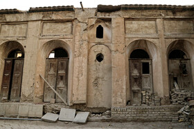 "خانه تاریخی صمدیه لباف" حدود ۲۷ اتاق دارد که دو اتاق توسط مالکین پلاک مجاور و ساخت و ساز غیر قاونی آنها تخریب شده است . در زیر آفتابگیرهای بام در بخش جنوبی فرسایش دیده می شود .این فرسایش به دلیل رسوخ کردن آب باران از درز بین بام و آفتابگیر به بدنه بالایی می باشد.