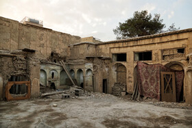 حیاط اندرونی در قسمت جنوبی "خانه تاریخی صمدیه لباف" قرار دارد. که هم اکنون به طور کامل تخریب شده.