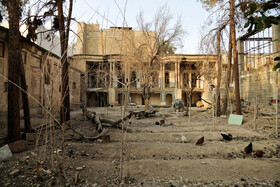 "خانه صمدیه لباف" دوپلاک دارد، پلاک ورودی که ۲۹۹۰ است و متراژ آن ۲۸۵ مترمربع است و پلاک ۲۹۹۱که چسبیده به این پلاک است و ۹۲۸ مترمربع مساحت دارد.