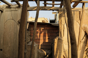 دیوار شرقی حیاط "خانه صمدیه لباف"  کاملا تخریب شده است. ادامۀ این روند می تواند آسیب های سازه ای جدی تری را متوجه این خانه تاریخی خواهدکرد.