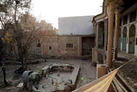 بخش شمال "خانه صمدیه لباف"، قسمت تابستان نشین با قرارگیری ایوان ستوندار در جلوی،برای ایجاد خنکی بیشتر در این بخش می باشد و بخش حوضخانه،یکی از بخشهایی که در خانه های قاجار در تابستان نشین مورد توجه بوده و همچنین بخش جنوبی این بنا،قسمت زمستان نشین با عمق بیشتری نسبت به بخشهای دیگر موجود می باشد ، با اهم موضوع گرمایش. 