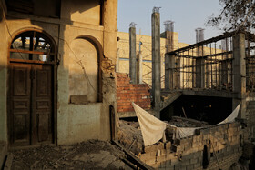 ساختمان موسسه خیریه هیئت فاطمیه اصفهان، مسجد شمس بخشی از عرصه خانه مجاور غربی که به عنوان حیاط خلوت خانه مذکور بوده بدون اذن و هماهنگی مالکین  مجاور غربی با دیوار بلوکی متصرف شده است.