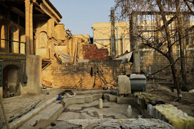 در ساخت و ساز انجام شده علاوه بر تصرف دالان ورودی "خانه صمدیه لباف"، بخشی از عرصۀ آن به منظور ستون گذاری و ساخت دیوار به تصرف ساخت و ساز هیئت فاطمیه درآمده است.