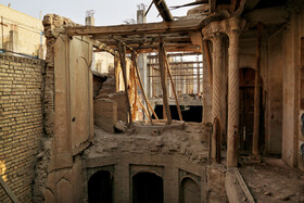 دیوار شرقی یکی از اتاق های این خانه با با ستون گذاری هیئت فاطمیه در عرصه این بنا تخریب شده و عملا ستون و دیوار این بخش در عرصه خانه تاریخی اجرا شده است.